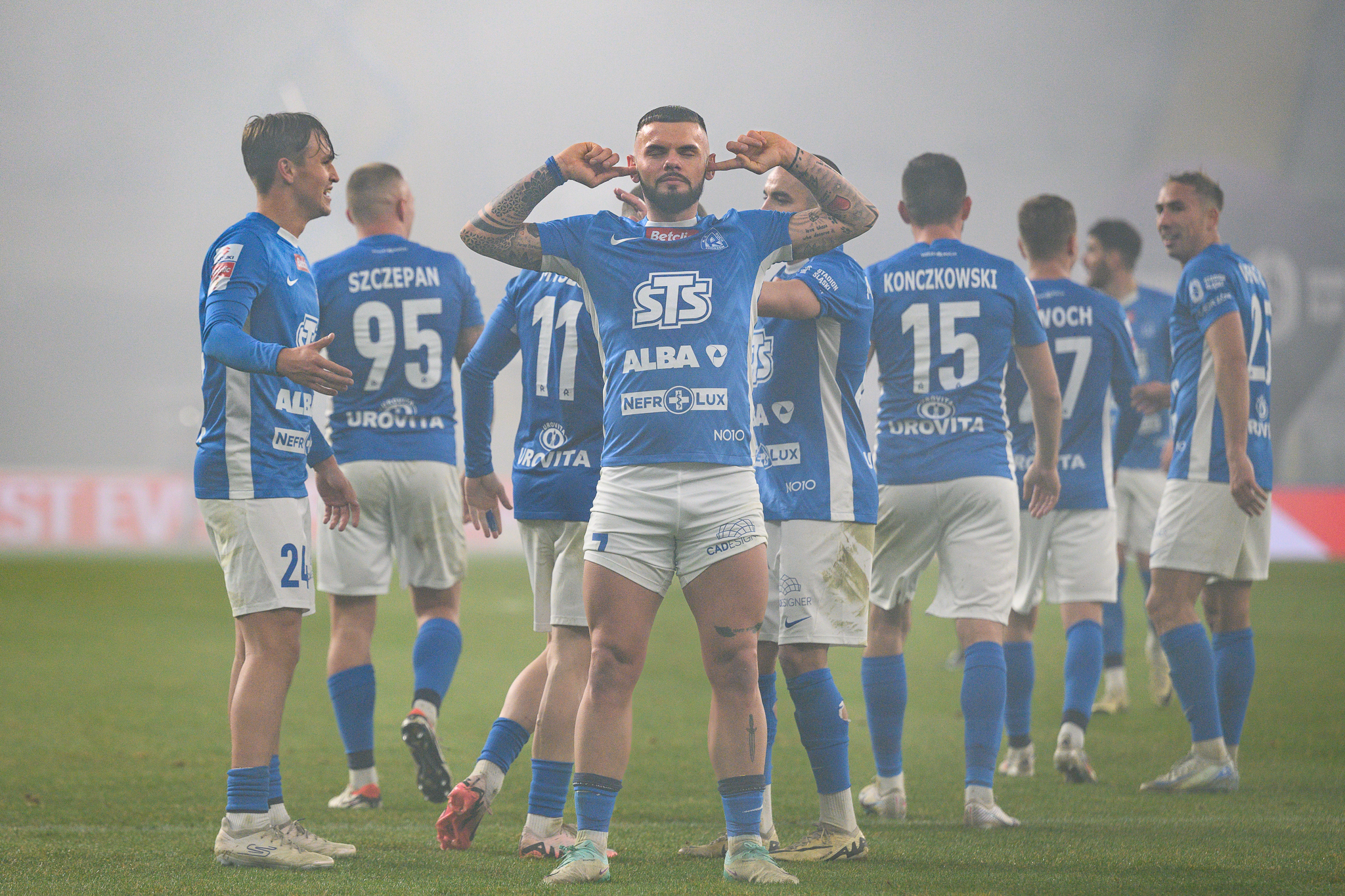 Radość Miłosza Kozaka po strzelonej bramce w meczu Ruch Chorzów - Odra Opole na Stadionie Śląskim