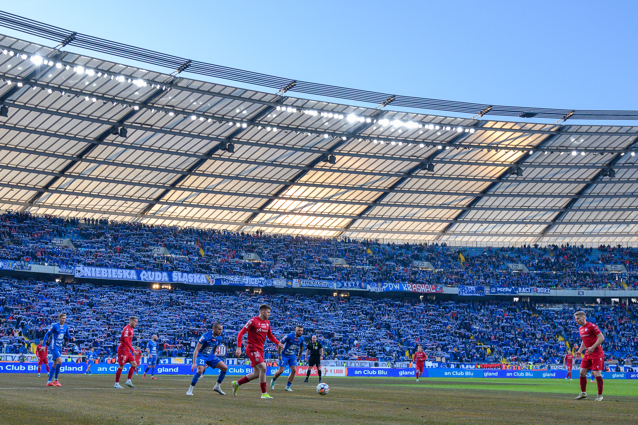 Pełne trybuny kibiców Ruchu Chorzów podczas meczu mistrzów Ruch Chorzów - Wisła Kraków na Stadionie Śląskim