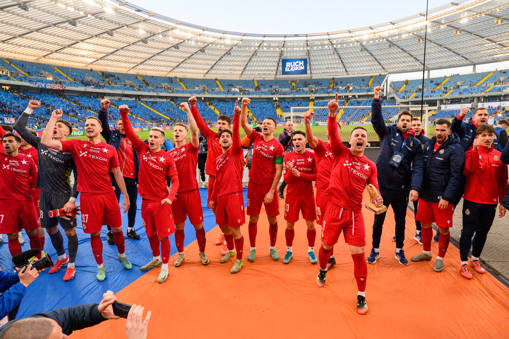 Radość Wisły Kraków po meczu mistrzów Ruch Chorzów - Wisła Kraków na Stadionie Śląskim