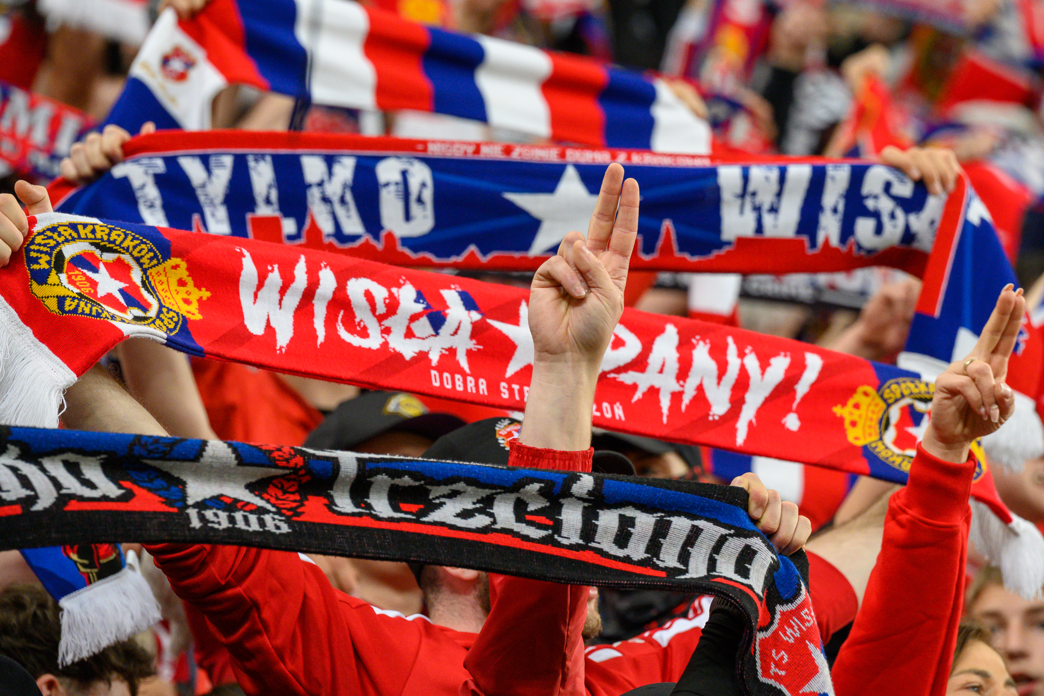 Szaliki  w rękach kibiców Wisły Kraków