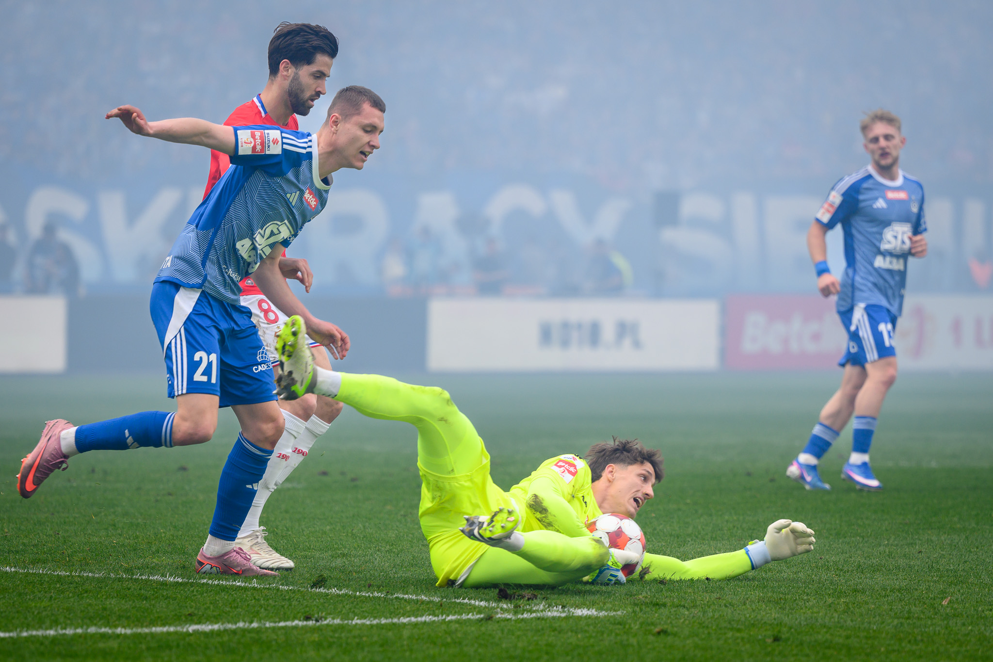 Bramkarz Letkiewicz łapie piłkę.