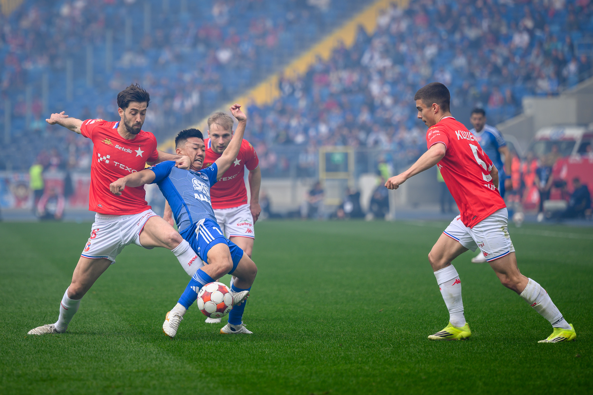 Pojedynek pomiędzy piłkarzami Carbo i Nagamatsu