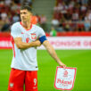 Robert Lewandowski z proporczykiem na cz Polska - Nigeria