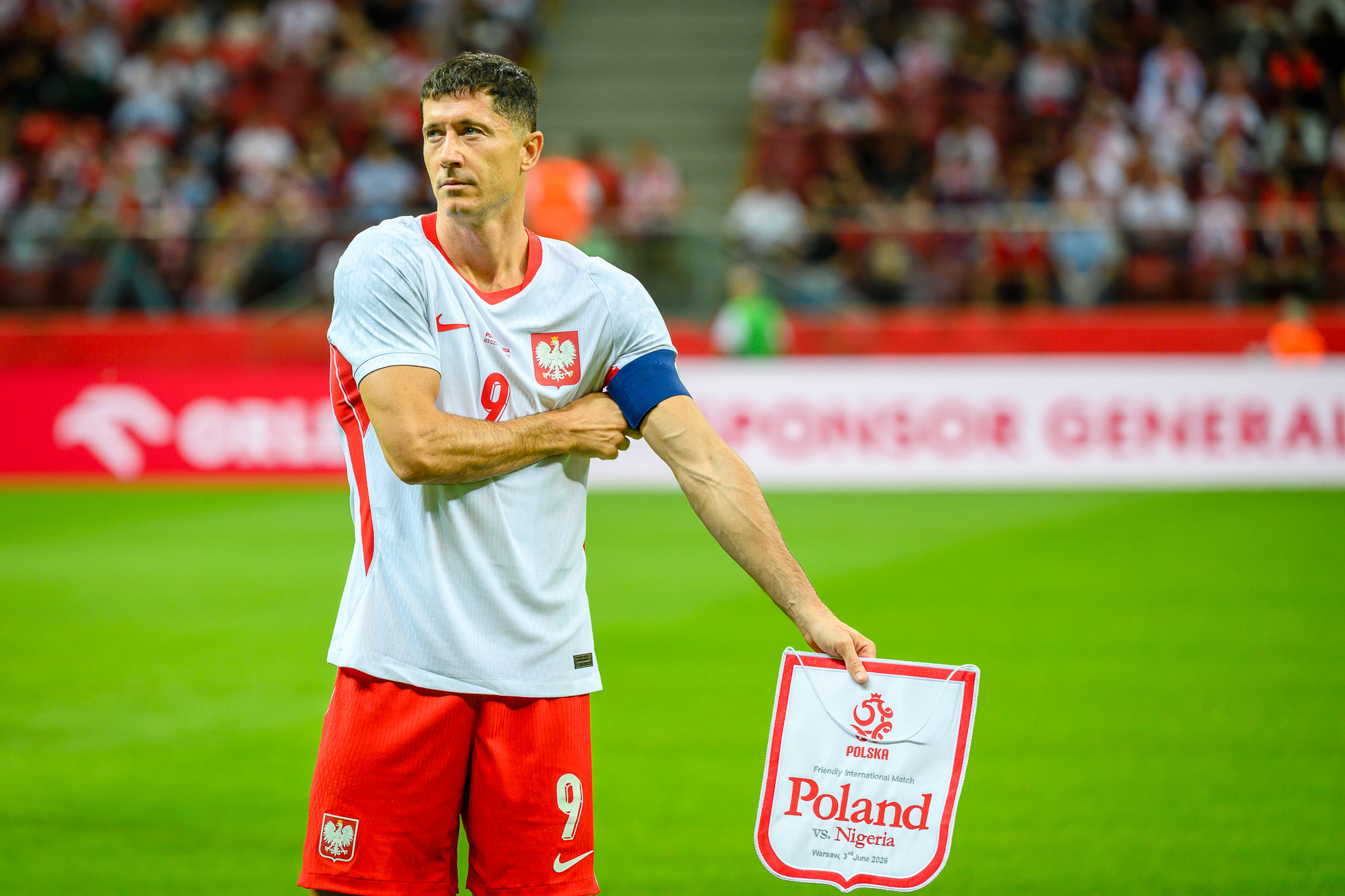 Robert Lewandowski z proporczykiem na cz Polska - Nigeria