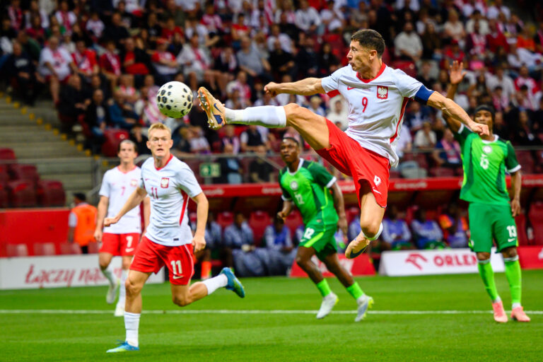 Lewandowski skaczący do piłki